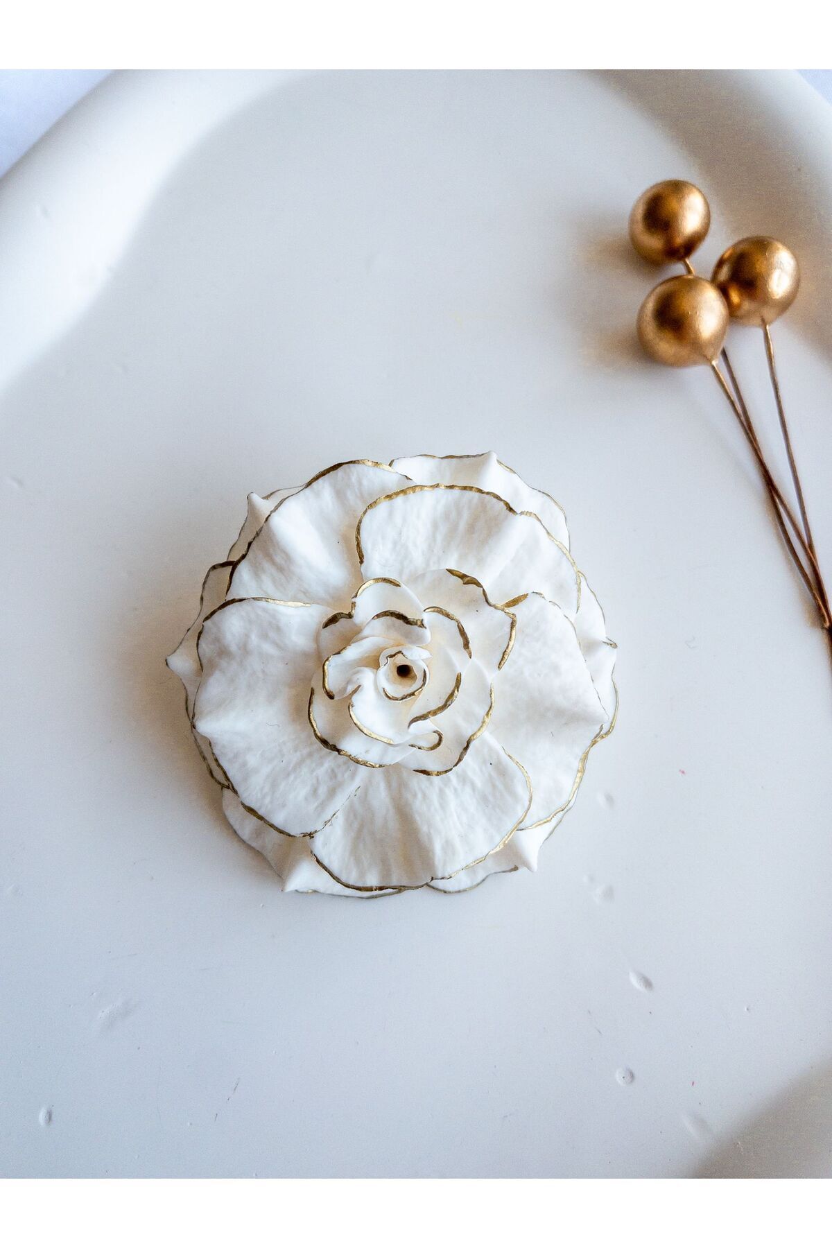 Beyaz Gül Broş – El Yapımı Polimer Kil, Gold Yaldızlı, Çelik İğneli, Zarif ve Şık Takı