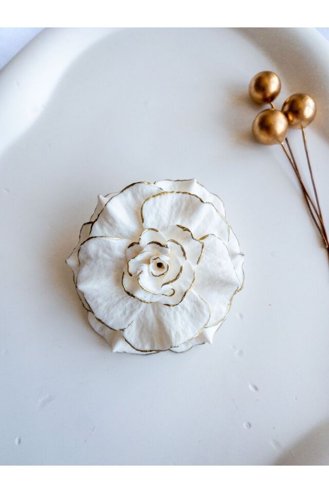 Beyaz Gül Broş – El Yapımı Polimer Kil, Gold Yaldızlı, Çelik İğneli, Zarif ve Şık Takı