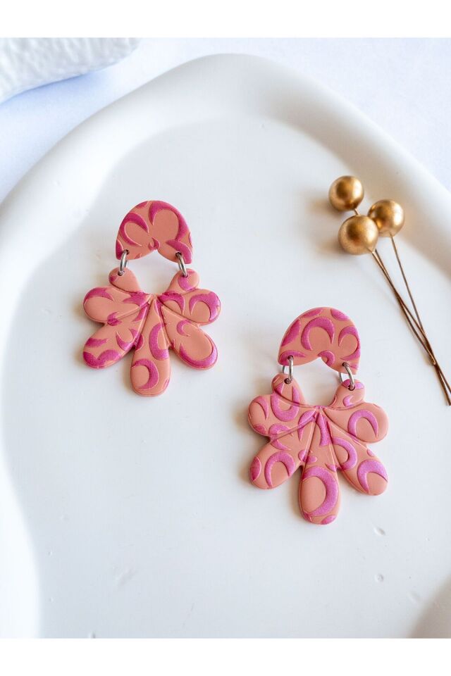 Pembe Çiçek Küpe – El Yapımı Polimer Kil, Sedefli Detaylı, Çelik Antialerjik Çivi, Hafif ve Şık