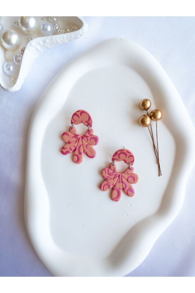 Pembe Çiçek Küpe – El Yapımı Polimer Kil, Sedefli Detaylı, Çelik Antialerjik Çivi, Hafif ve Şık