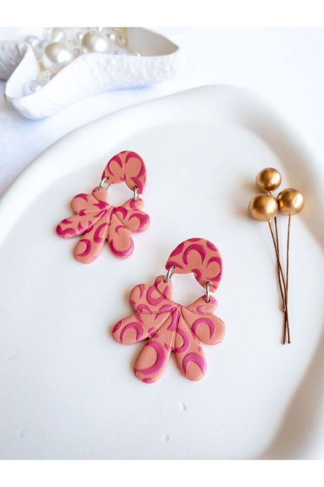 Pembe Çiçek Küpe – El Yapımı Polimer Kil, Sedefli Detaylı, Çelik Antialerjik Çivi, Hafif ve Şık