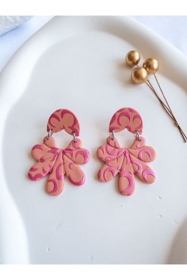 Pembe Çiçek Küpe – El Yapımı Polimer Kil, Sedefli Detaylı, Çelik Antialerjik Çivi, Hafif ve Şık