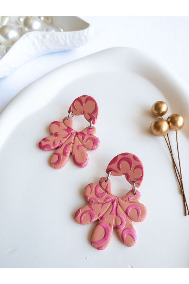 Pembe Çiçek Küpe – El Yapımı Polimer Kil, Sedefli Detaylı, Çelik Antialerjik Çivi, Hafif ve Şık