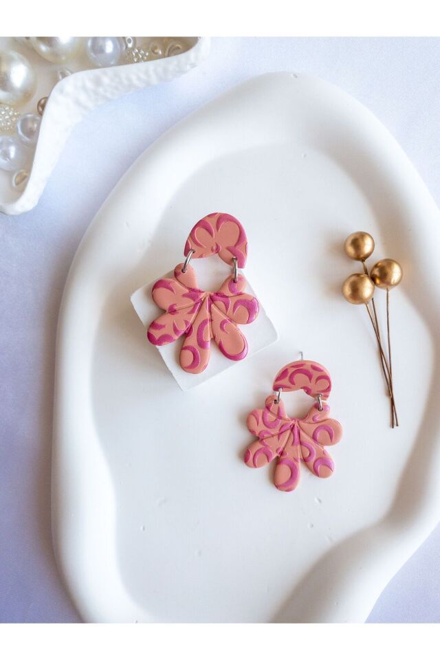 Pembe Çiçek Küpe – El Yapımı Polimer Kil, Sedefli Detaylı, Çelik Antialerjik Çivi, Hafif ve Şık