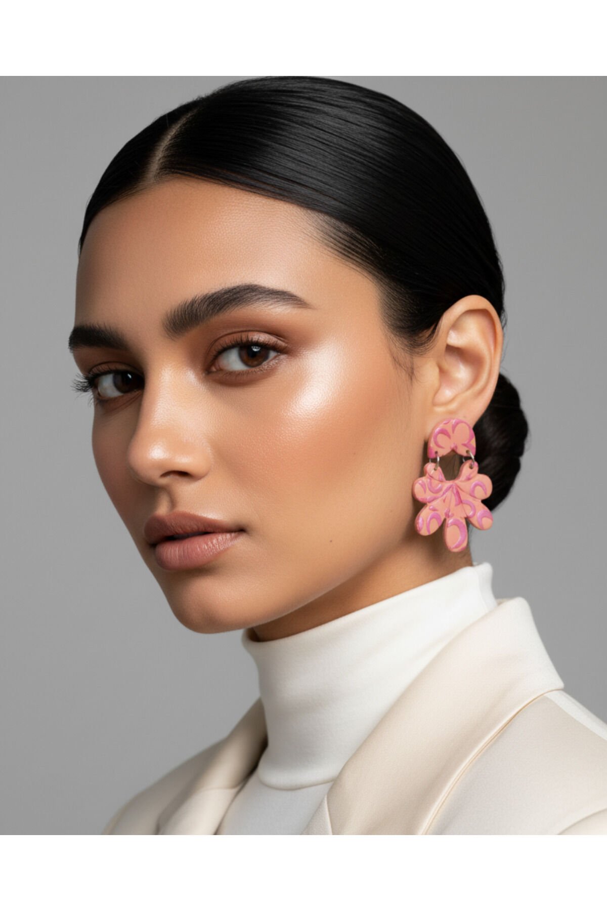 Pembe Çiçek Küpe – El Yapımı Polimer Kil, Sedefli Detaylı, Çelik Antialerjik Çivi, Hafif ve Şık