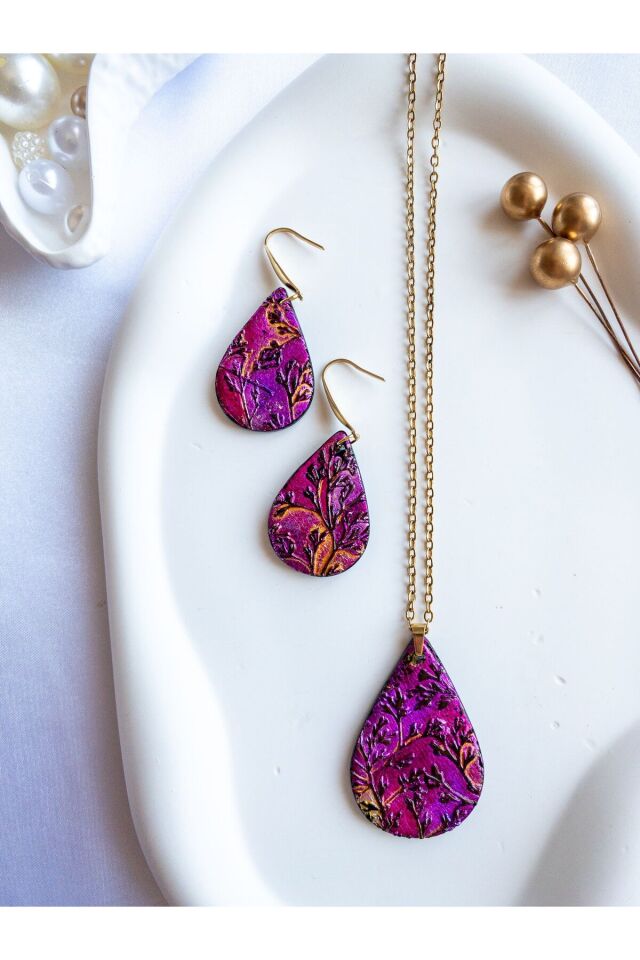 Pembe Mor Kolye Küpe Seti – El Yapımı Polimer Kil, Çiçek Desenli, Antialerjik Çelik ve Zarif