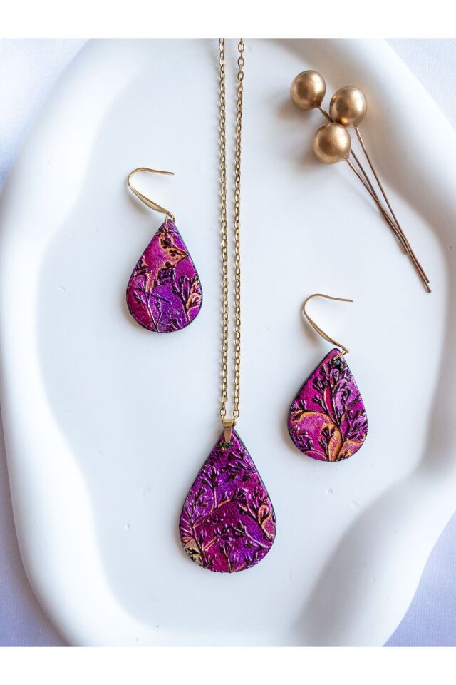 Pembe Mor Kolye Küpe Seti – El Yapımı Polimer Kil, Çiçek Desenli, Antialerjik Çelik ve Zarif