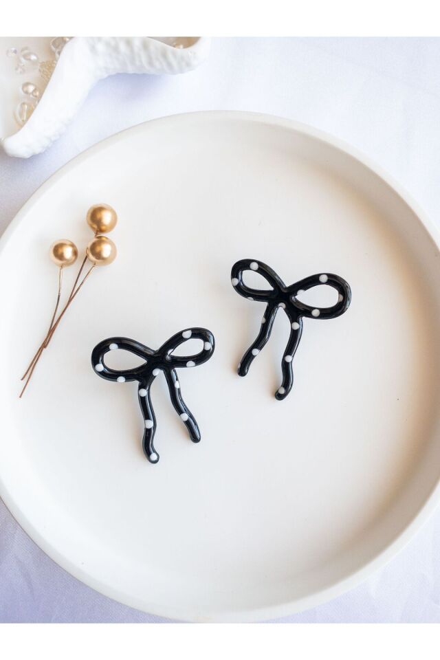 Siyah Kurdele Küpe – Beyaz Puantiyeli Polimer Kil – Reçine Kaplama – Antialerjik Küpe