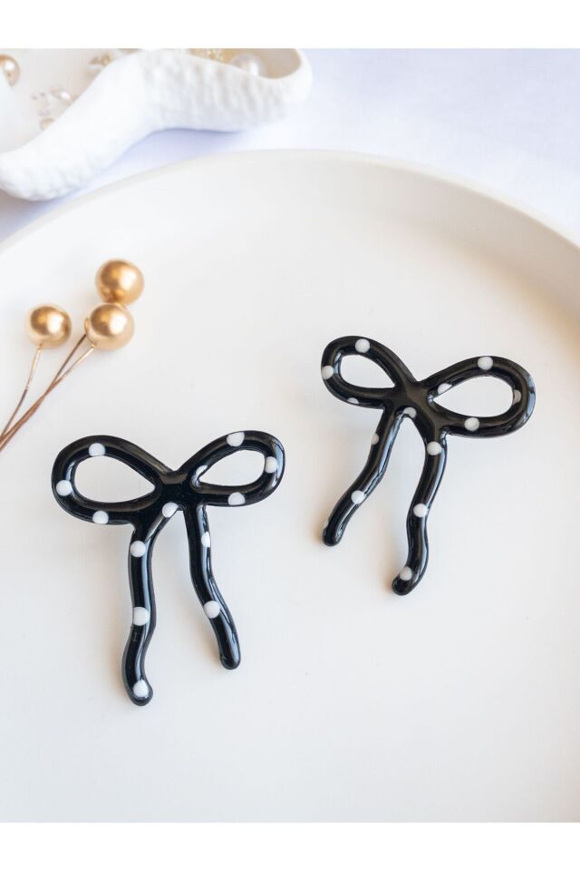 Siyah Kurdele Küpe – Beyaz Puantiyeli Polimer Kil – Reçine Kaplama – Antialerjik Küpe