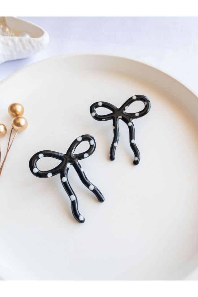 Siyah Kurdele Küpe – Beyaz Puantiyeli Polimer Kil – Reçine Kaplama – Antialerjik Küpe