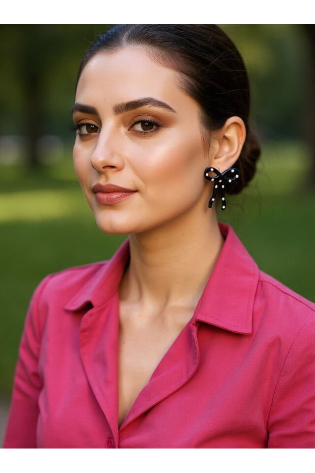 Siyah Kurdele Küpe – Beyaz Puantiyeli Polimer Kil – Reçine Kaplama – Antialerjik Küpe