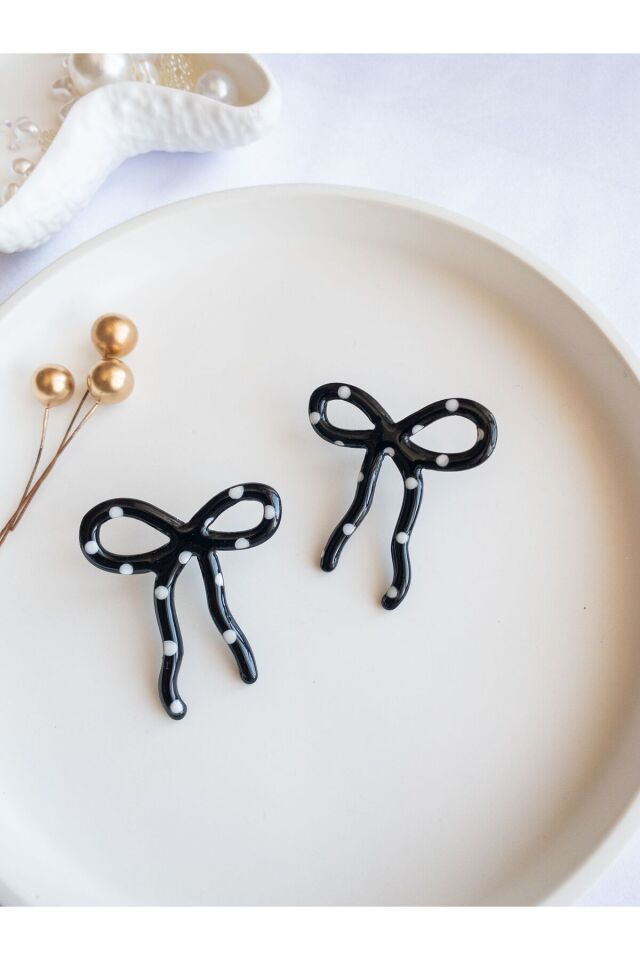 Siyah Kurdele Küpe – Beyaz Puantiyeli Polimer Kil – Reçine Kaplama – Antialerjik Küpe