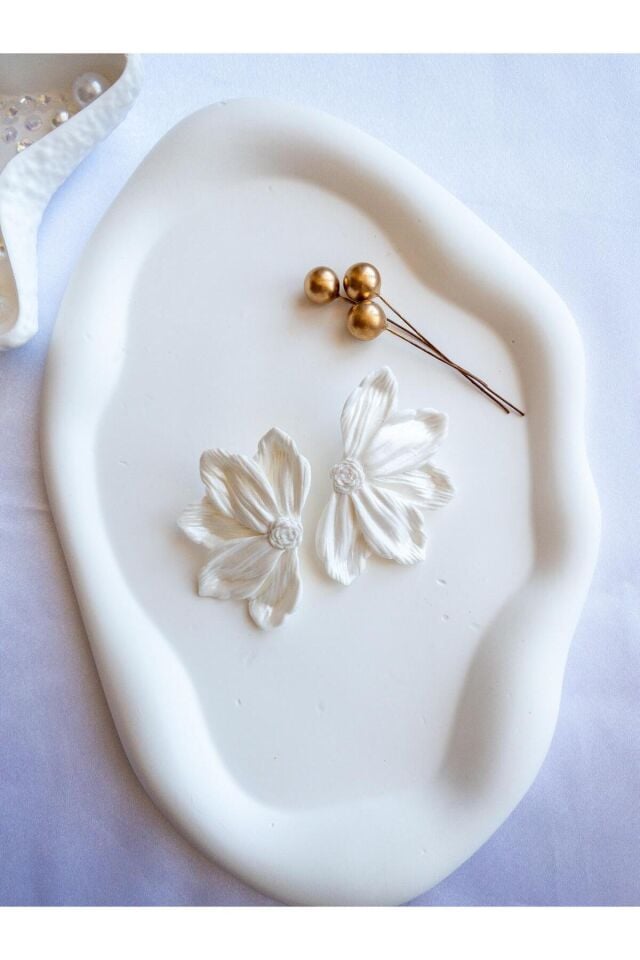 Sedefli Beyaz Çiçek Küpe – El Yapımı Polimer Kil – Antialerjik Çelik Çivi