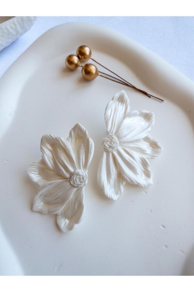 Sedefli Beyaz Çiçek Küpe – El Yapımı Polimer Kil – Antialerjik Çelik Çivi