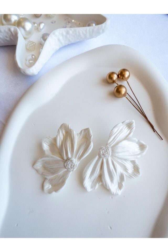 Sedefli Beyaz Çiçek Küpe – El Yapımı Polimer Kil – Antialerjik Çelik Çivi