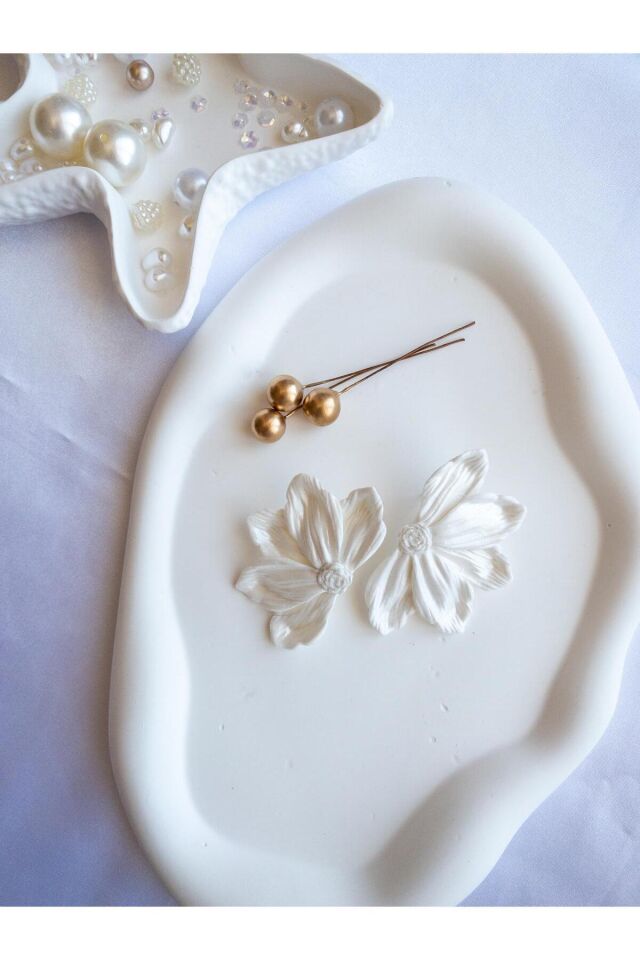 Sedefli Beyaz Çiçek Küpe – El Yapımı Polimer Kil – Antialerjik Çelik Çivi