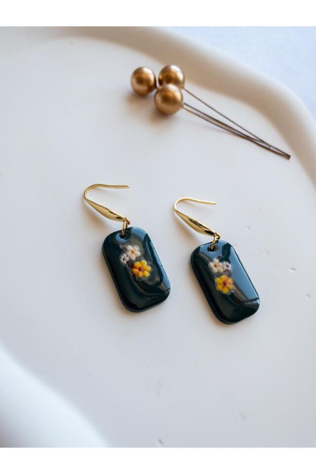 Zarif Çiçek Desenli El Yapımı Küpe – Koyu Yeşil Polimer Kil – Altın Kanca