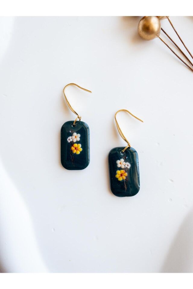 Zarif Çiçek Desenli El Yapımı Küpe – Koyu Yeşil Polimer Kil – Altın Kanca