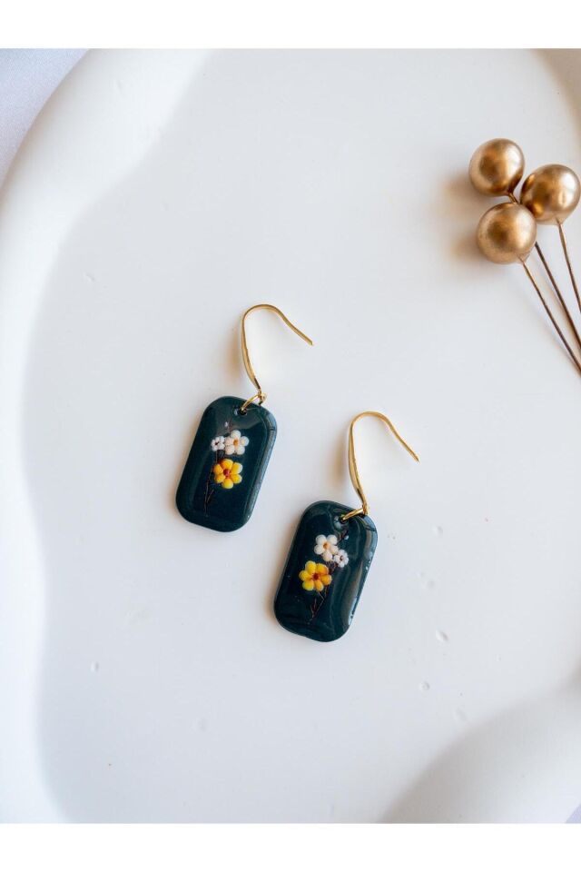 Zarif Çiçek Desenli El Yapımı Küpe – Koyu Yeşil Polimer Kil – Altın Kanca