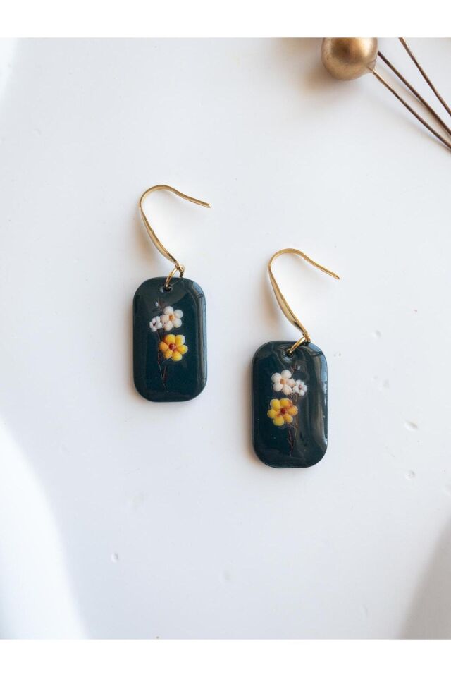 Zarif Çiçek Desenli El Yapımı Küpe – Koyu Yeşil Polimer Kil – Altın Kanca