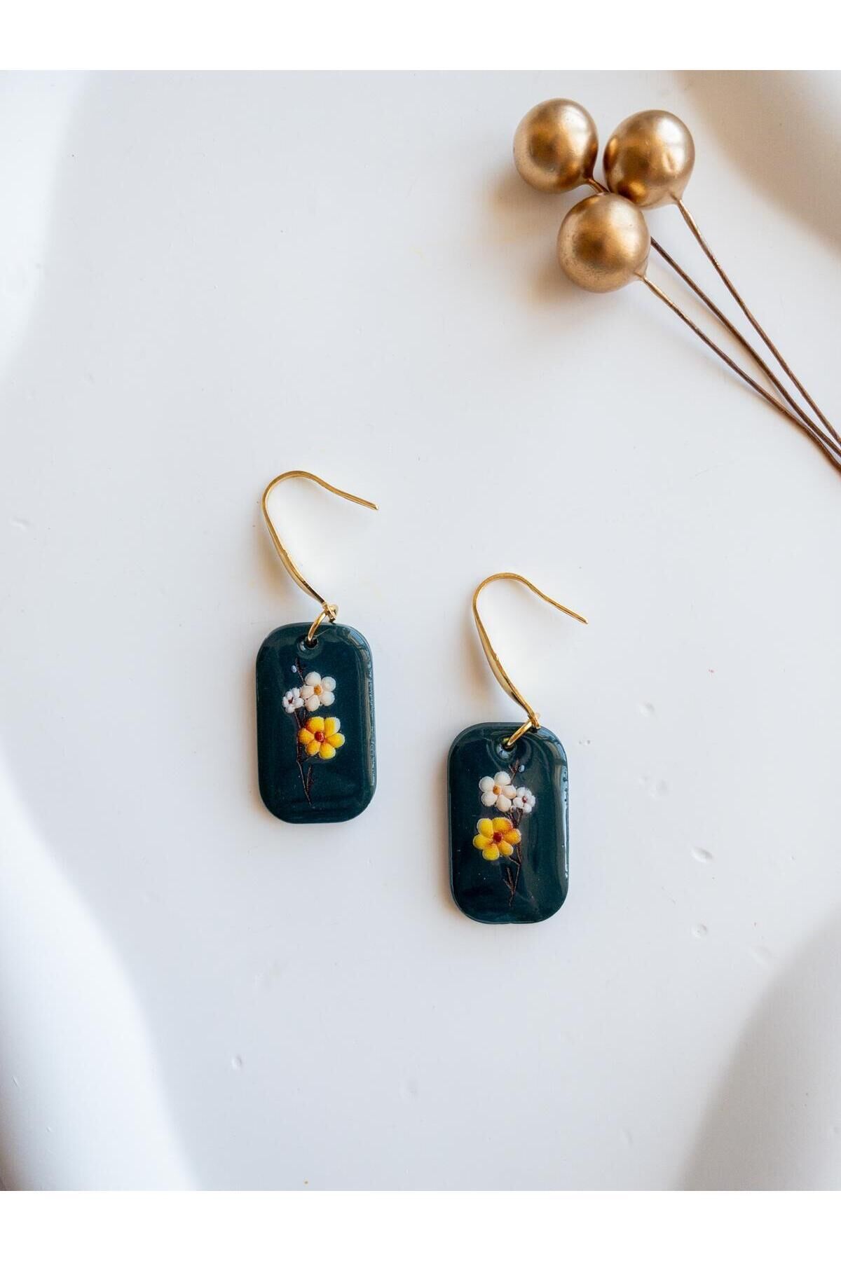 Zarif Çiçek Desenli El Yapımı Küpe – Koyu Yeşil Polimer Kil – Altın Kanca