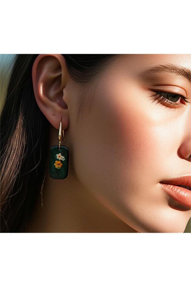 Zarif Çiçek Desenli El Yapımı Küpe – Koyu Yeşil Polimer Kil – Altın Kanca