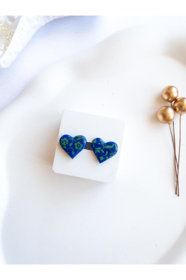 BeuBella El Yapımı Kalp Küpe – Mavi Polimer Kil Üzeri Yeşil Çiçek Desenli – Antialerjik Çelik