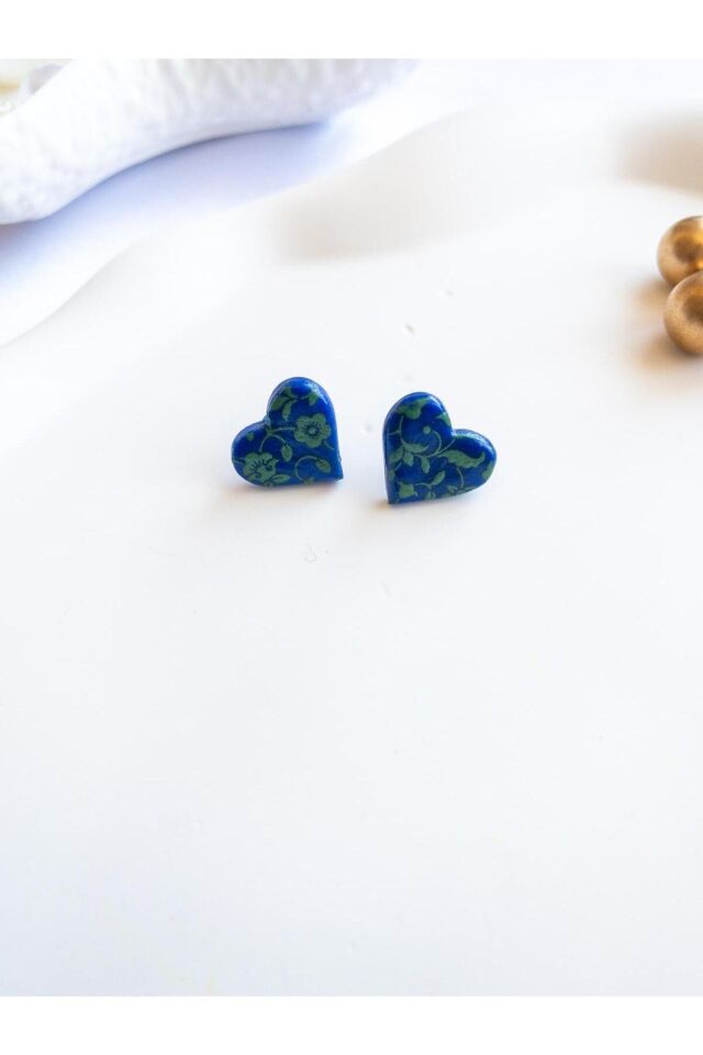 BeuBella El Yapımı Kalp Küpe – Mavi Polimer Kil Üzeri Yeşil Çiçek Desenli – Antialerjik Çelik