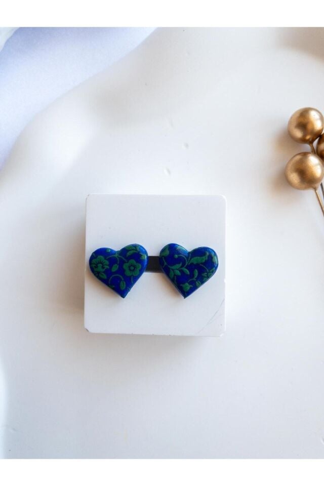 BeuBella El Yapımı Kalp Küpe – Mavi Polimer Kil Üzeri Yeşil Çiçek Desenli – Antialerjik Çelik