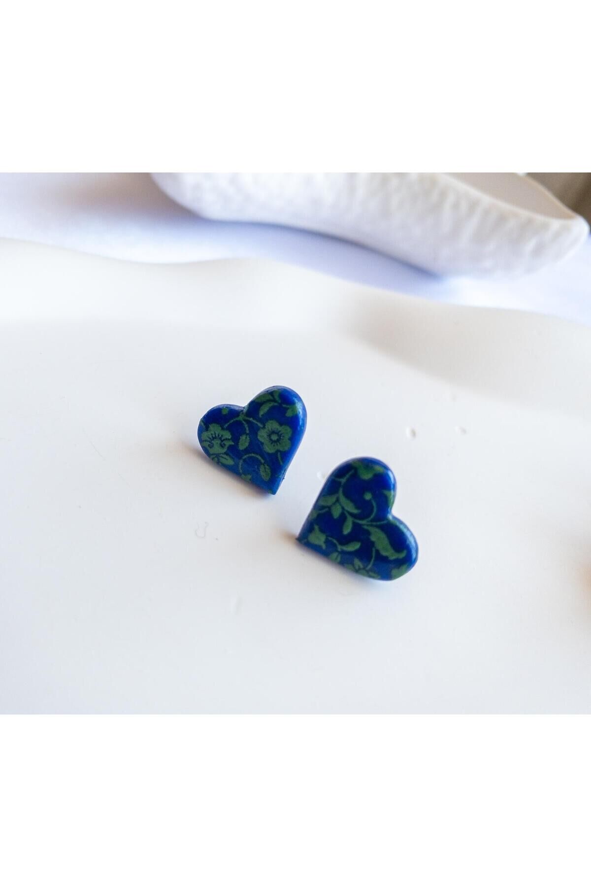 BeuBella El Yapımı Kalp Küpe – Mavi Polimer Kil Üzeri Yeşil Çiçek Desenli – Antialerjik Çelik