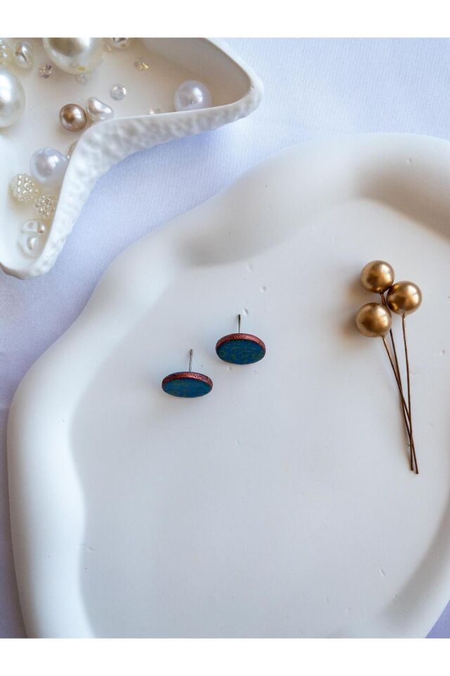 BeuBella Yuvarlak Mavi Küpe – Polimer Kil Üzeri Yeşil Çiçek ve Bakır Varak – Çelik Çivili