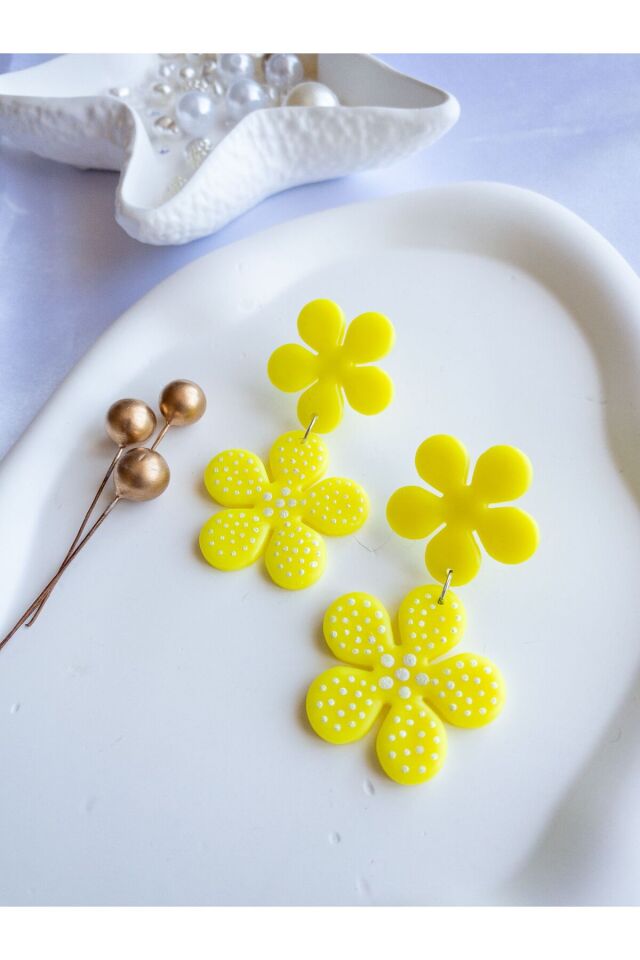 Özel Tasarım Sarı Polimer Kil Üzeri Simli Detay Çiçek Küpe