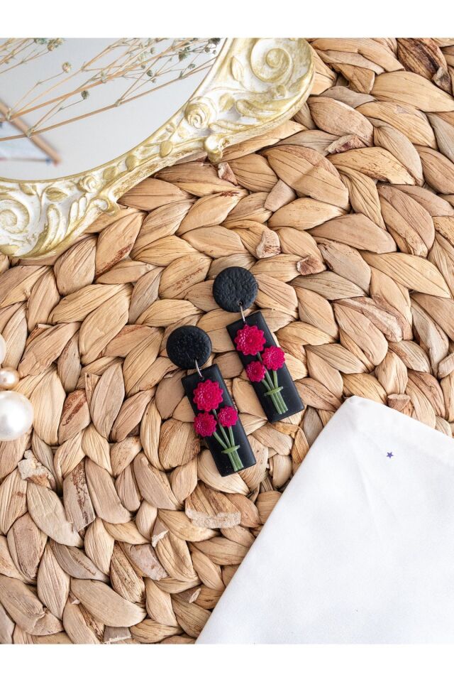 Özel Tasarım Siyah Polimer Kil Üzeri Pembe Çiçek Detay Geometrik Küpe