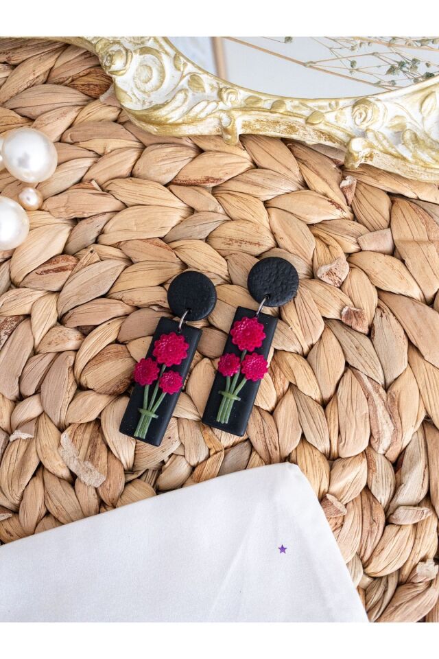 Özel Tasarım Siyah Polimer Kil Üzeri Pembe Çiçek Detay Geometrik Küpe