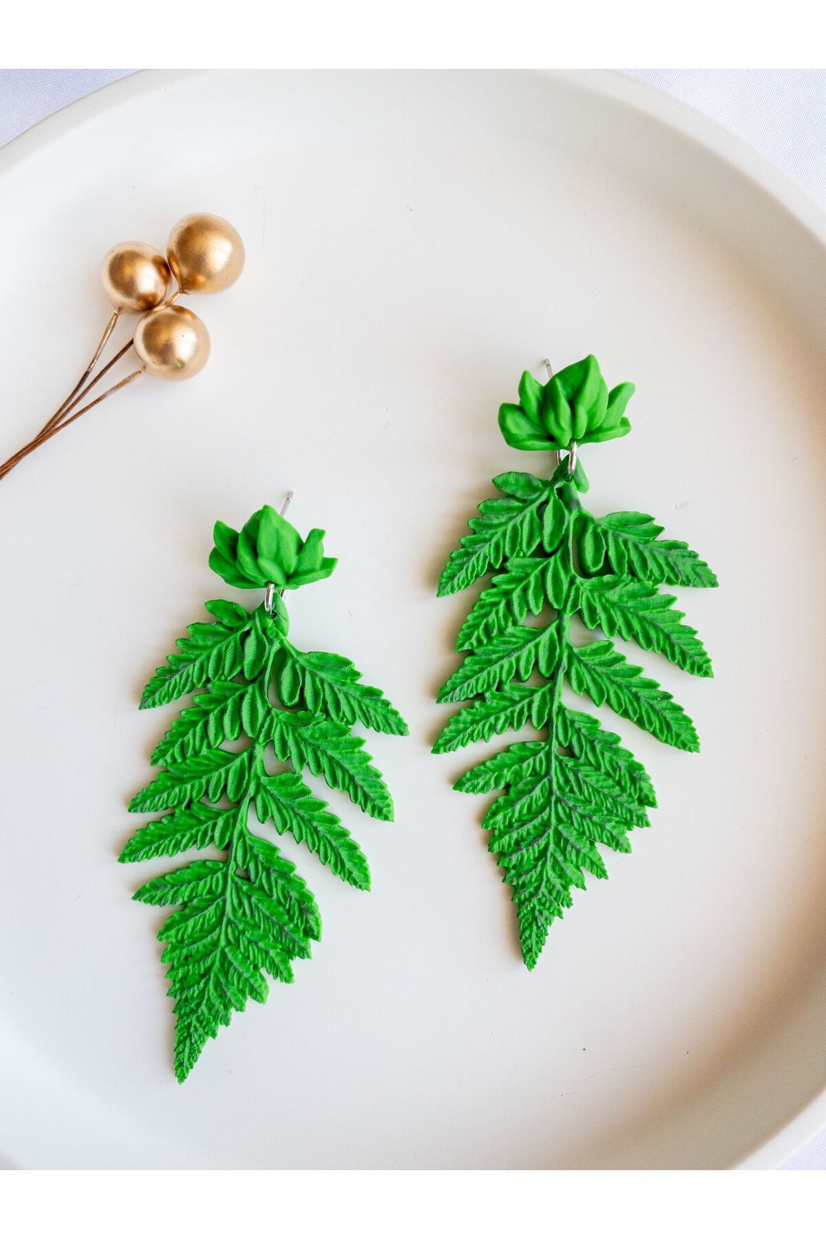 Beubella Yeşil Yaprak Küpe | El Yapımı Polimer Kil Küpe | Antialerjik Çelik Küpe | 9x4 cm