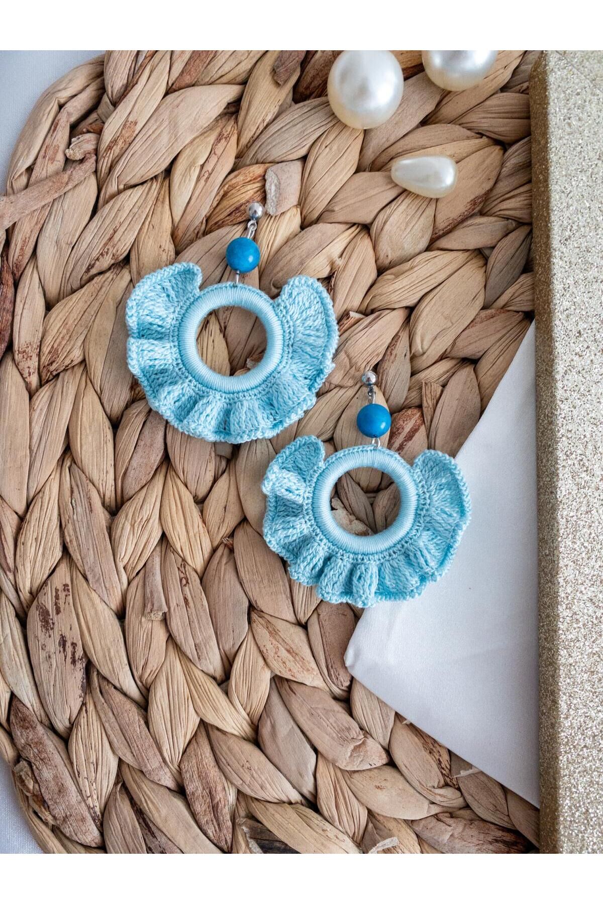 Özel Tasarım Boncuk Detay Açık Mavi Fırfır Motif Küpe