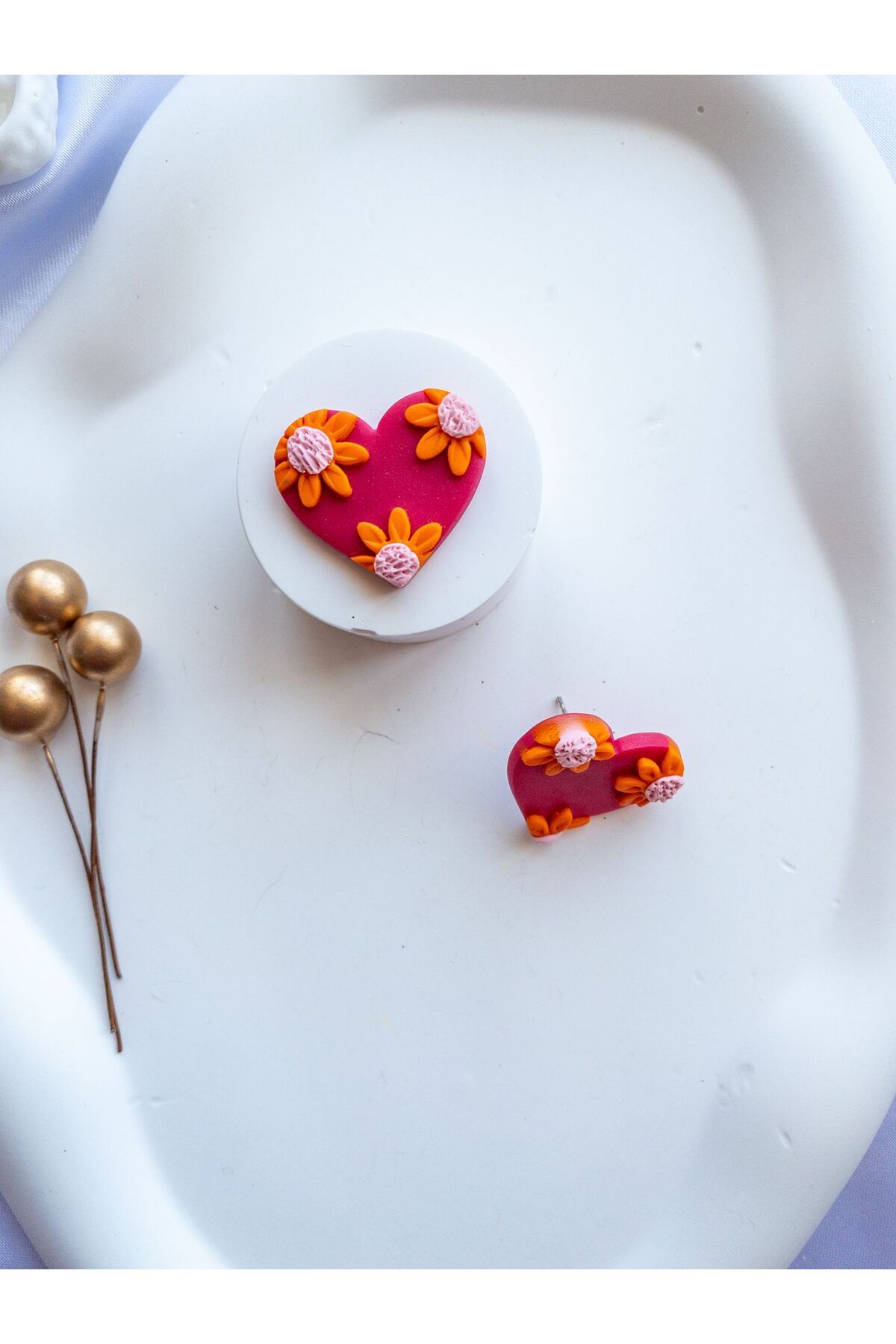 Özel Tasarım Pembe Polimer Kil Üzeri Turuncu Çiçek Kalp Küpe