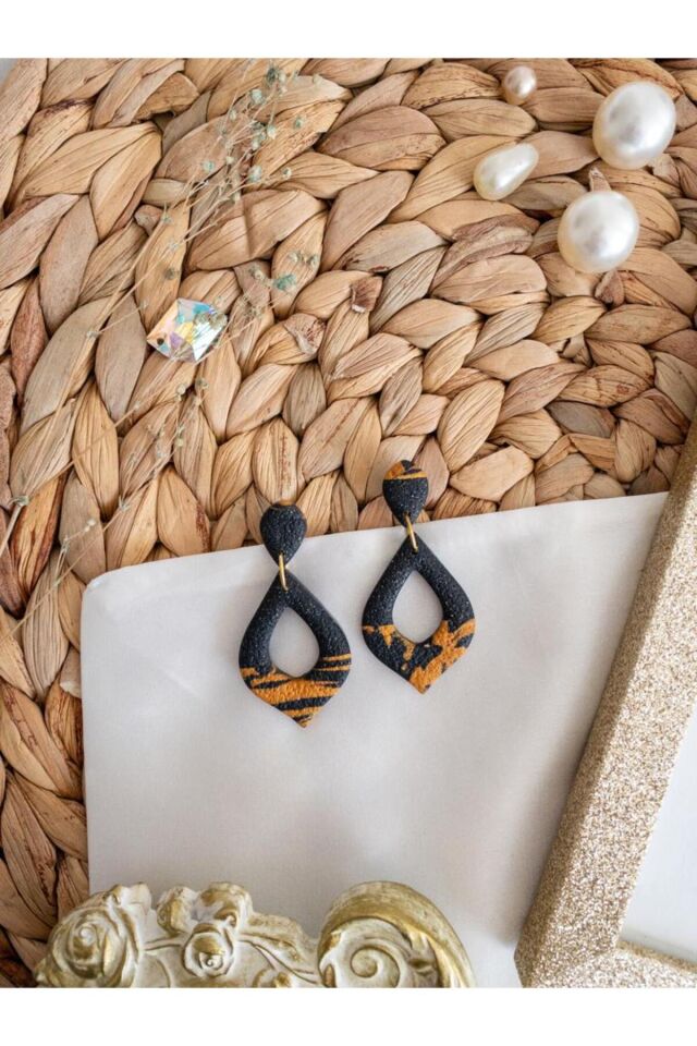 Özel Tasarım Simli Siyah Polimer Kil Üzeri Amber Sarı Detay Damla Küpe