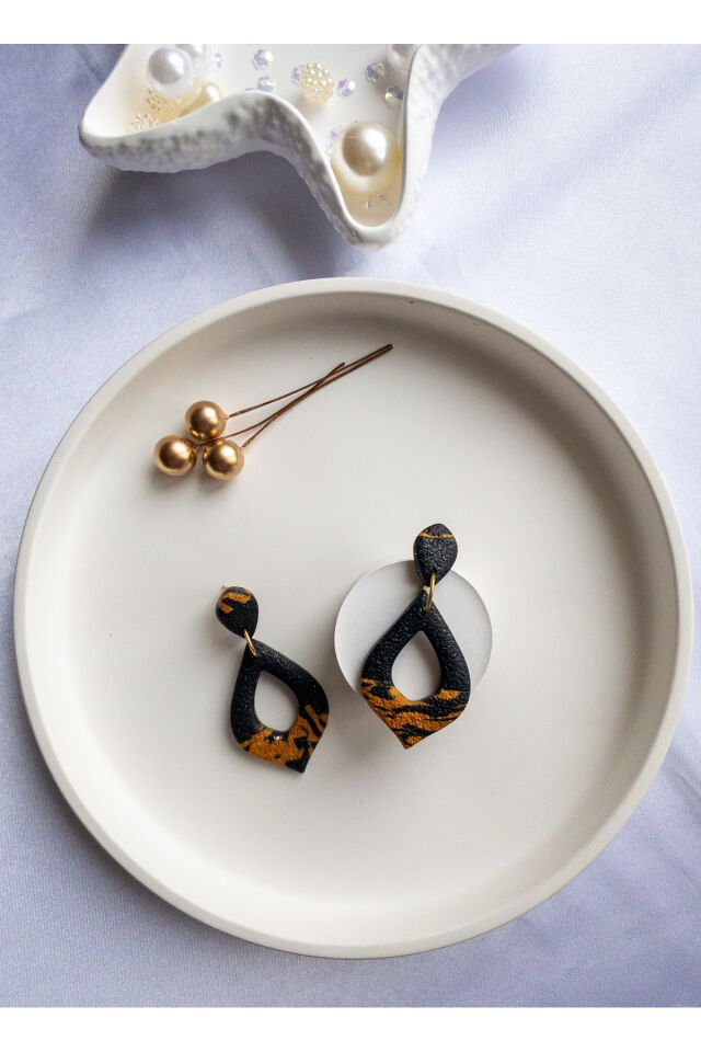 Özel Tasarım Simli Siyah Polimer Kil Üzeri Amber Sarı Detay Damla Küpe