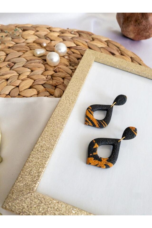 Özel Tasarım Simli Siyah Polimer Kil Üzeri Amber Sarı Detay Damla Küpe