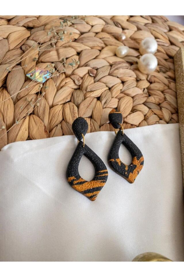 Özel Tasarım Simli Siyah Polimer Kil Üzeri Amber Sarı Detay Damla Küpe