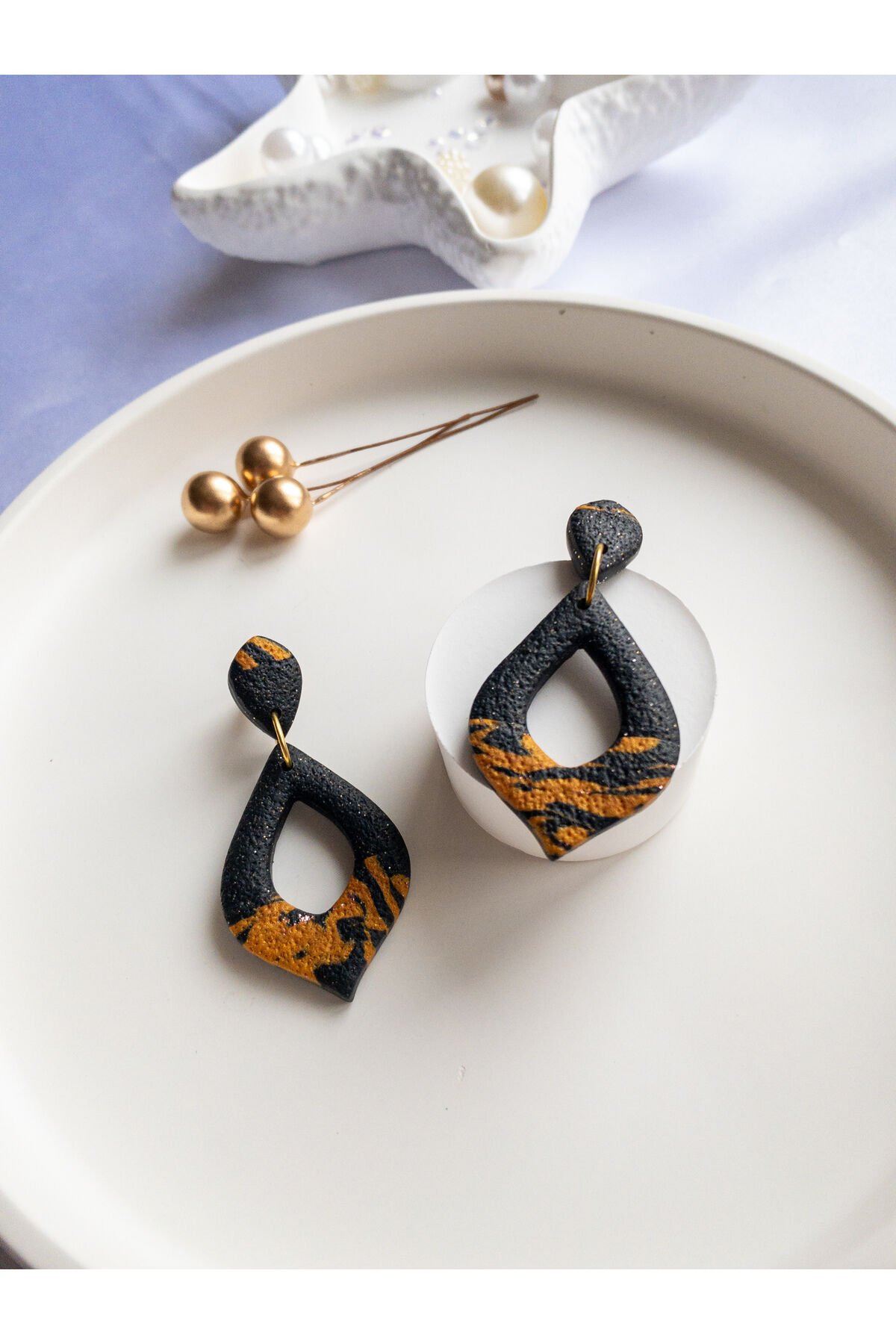 Özel Tasarım Simli Siyah Polimer Kil Üzeri Amber Sarı Detay Damla Küpe