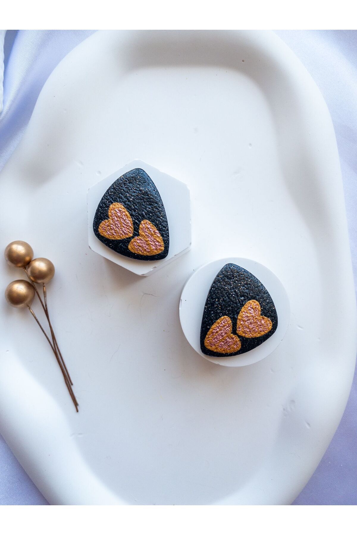 Özel Tasarım Siyah Polimer Kil Üzeri Altın ve Bronz Varak Kalp Detay Küpe