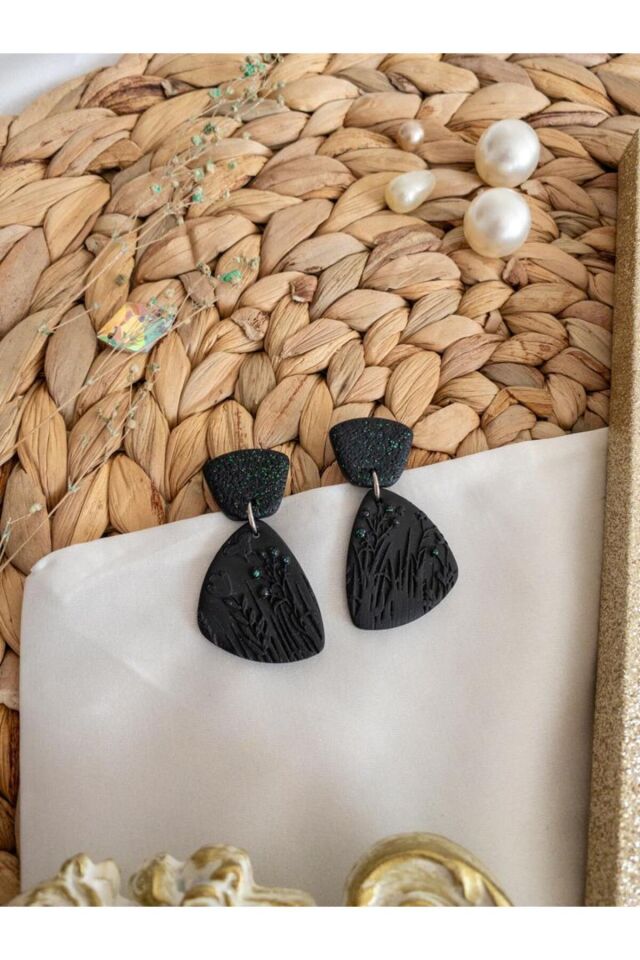 Özel Tasarım Siyah ve Yeşil Simli Polimer Kil Üzeri Çiçek Detay Küpe