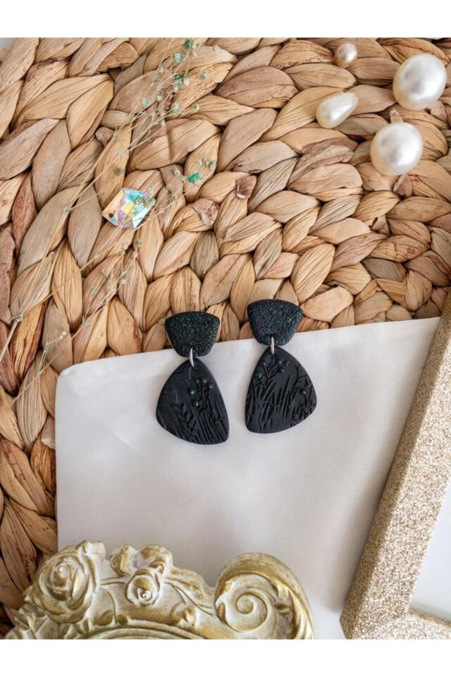 Özel Tasarım Siyah ve Yeşil Simli Polimer Kil Üzeri Çiçek Detay Küpe