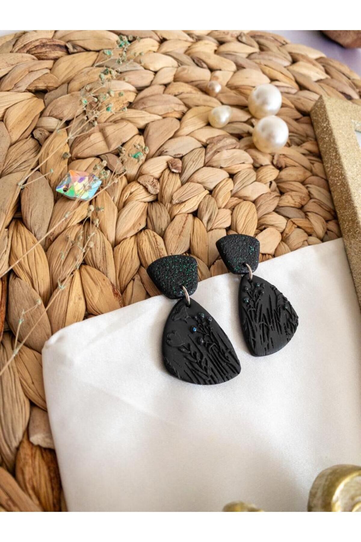 Özel Tasarım Siyah ve Yeşil Simli Polimer Kil Üzeri Çiçek Detay Küpe