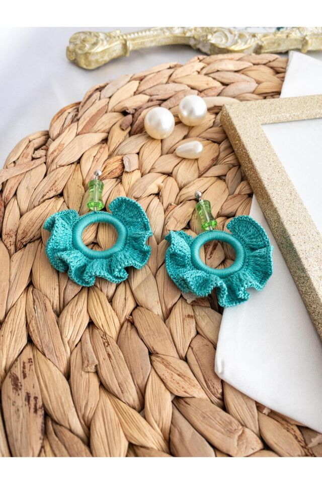 Özel Tasarım Boru Boncuk Detay Turkuaz Fırfır Motif Küpe