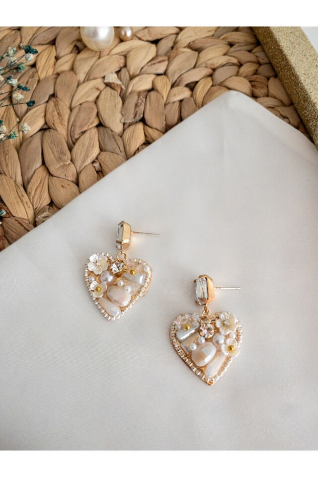 Beyaz Kristal Baget Taşlı Çiçek ve Boncuk Detay Kalp Küpe