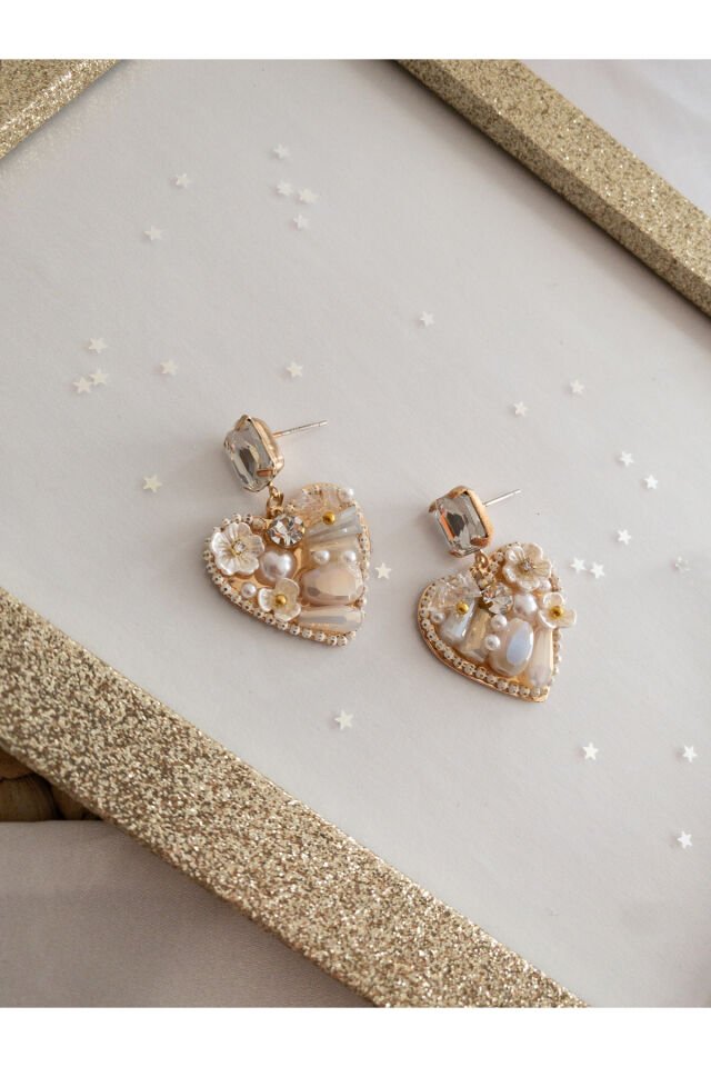 Beyaz Kristal Baget Taşlı Çiçek ve Boncuk Detay Kalp Küpe