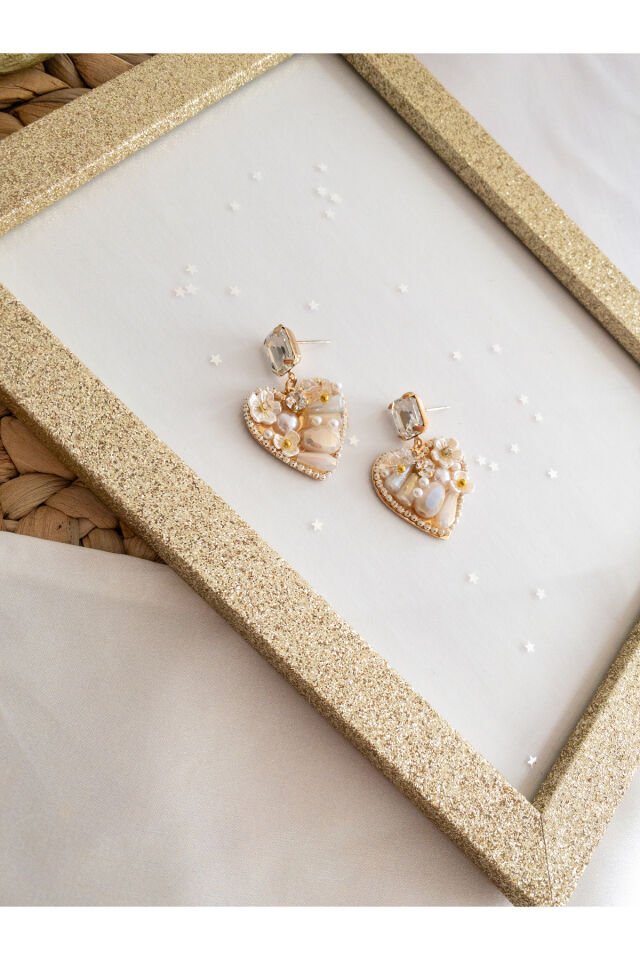 Beyaz Kristal Baget Taşlı Çiçek ve Boncuk Detay Kalp Küpe